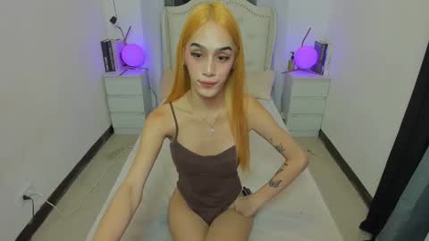 tiny girl wth big one online show from 10.19.25
