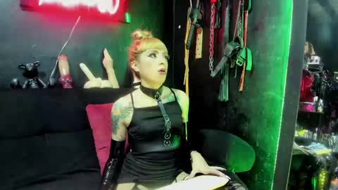 Snapshot of palomawells chatting on 02.11.25 Paloma online show from 02.11.25