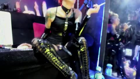 Snapshot of palomawells chatting on 02.12.25 Paloma online show from 02.12.25