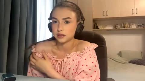 Snapshot of pamulahallquist chatting on 06.19.26 Lia online show from 06.19.26