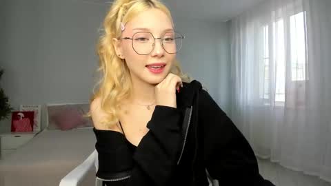 Snapshot of paradi_se chatting on 11.15.25 Melena online show from 11.15.25