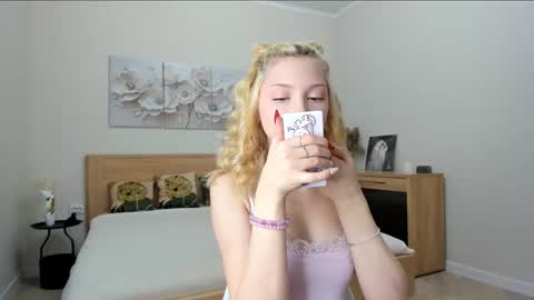 Snapshot of paradi_se chatting on 11.18.25 Melena online show from 11.18.25