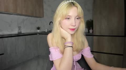 Snapshot of paradi_se chatting on 11.27.25 Melena online show from 11.27.25