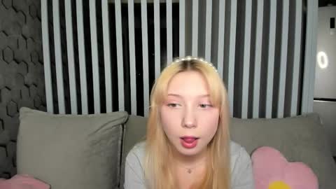 Snapshot of paradi_se chatting on 12.14.25 Melena online show from 12.14.25