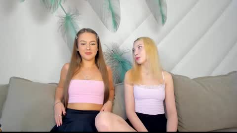 Snapshot of paradi_se chatting on 12.18.25 Melena online show from 12.18.25