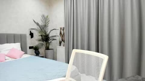 Snapshot of paradi_se chatting on 12.21.25 Melena online show from 12.21.25