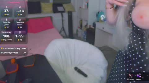 Snapshot of paradise_for_you_ chatting on 05.12.26 Victoria online show from 05.12.26