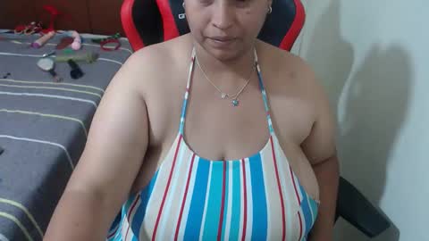Snapshot of pareja_explosivasexx chatting on 05.17.26 Luna online show from 05.17.26