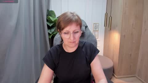 Snapshot of paris_cherry chatting on 02.23.25 Paris online show from 02.23.25