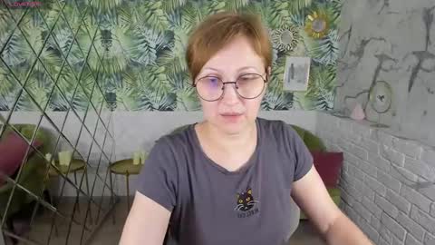 Snapshot of paris_cherry chatting on 03.08.25 Paris online show from 03.08.25