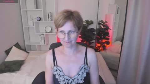 Snapshot of paris_cherry chatting on 06.07.26 Paris online show from 06.07.26