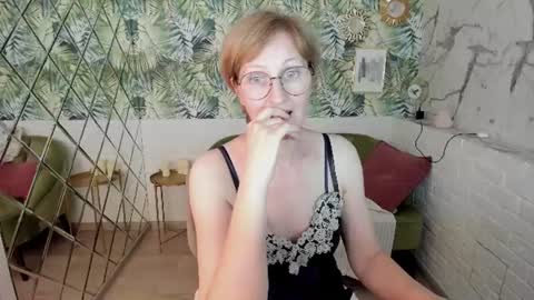 Snapshot of paris_cherry chatting on 06.19.26 Paris online show from 06.19.26