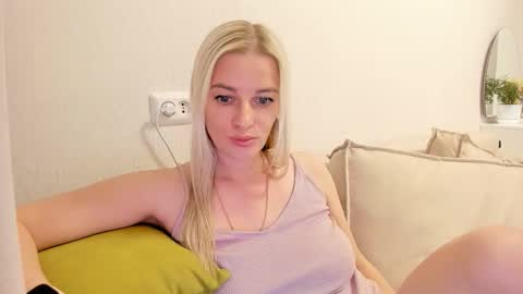 Snapshot of paris_hilt_on chatting on 10.05.25 Sasha online show from 10.05.25