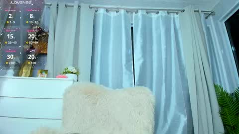 Snapshot of paris_x_hilton chatting on 09.13.25 Paris online show from 09.13.25