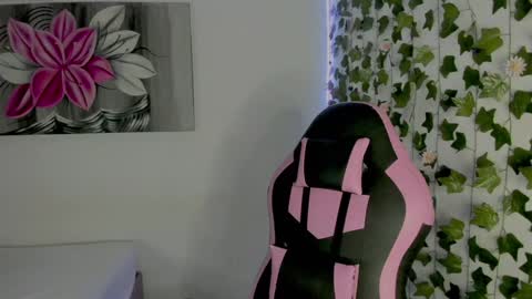 Snapshot of pau_delima__ chatting on 12.17.24 paulina online show from 12.17.24