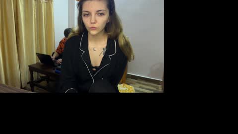 Snapshot of paulettegoddard chatting on 12.12.24 Isla Chase online show from 12.12.24