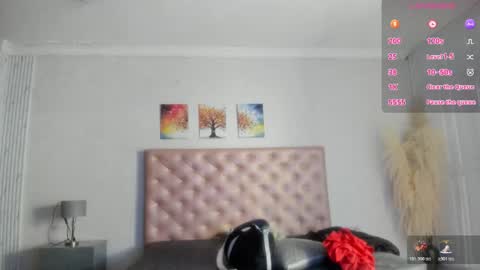 PaulinaSaennz online show from 11.17.25