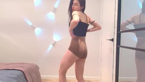 Snapshot of pauline_flo chatting on 12.19.25 Pauline online show from 12.19.25