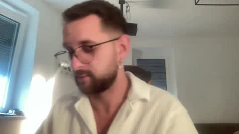 Snapshot of paulsimpsn chatting on 10.11.25 love bush online show from 10.11.25