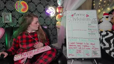 Snapshot of pawggoddess778 chatting on 12.26.24 ArtsyHeartsyy online show from 12.26.24