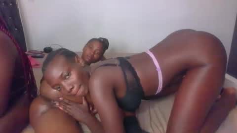 Snapshot of peach_ebonny chatting on 04.24.26 peach_ebonny online show from 04.24.26