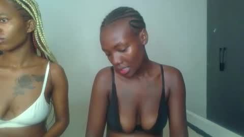 Snapshot of peach_ebonny chatting on 04.30.26 peach_ebonny online show from 04.30.26