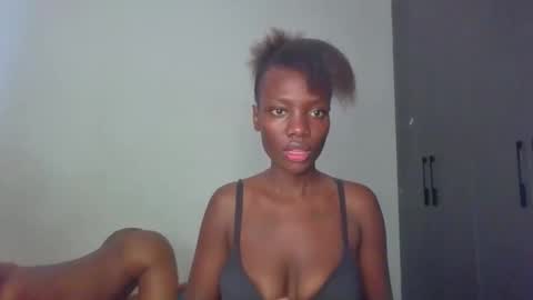 Snapshot of peach_ebonny chatting on 05.19.26 peach_ebonny online show from 05.19.26