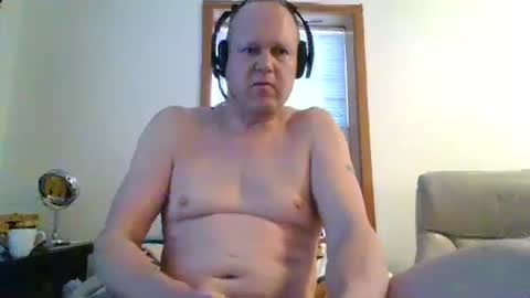 Snapshot of peachgigolo chatting on 03.11.25 PEach online show from 03.11.25