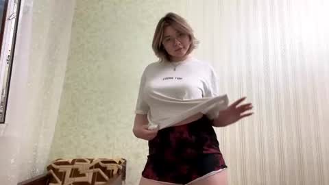 Snapshot of peachpufff chatting on 06.30.26 Molly online show from 06.30.26