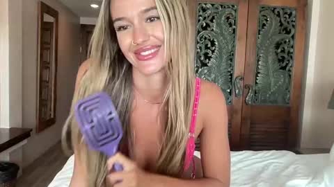 Snapshot of peachy_paige chatting on 02.11.25 paige online show from 02.11.25