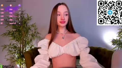 Snapshot of pearl_bloom chatting on 05.18.26 Sex Leah online show from 05.18.26