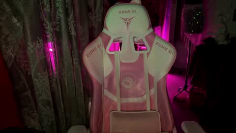 Snapshot of pearlprincess_ chatting on 07.15.26 Adelina online show from 07.15.26