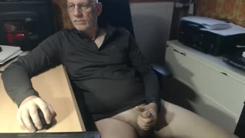 Snapshot of pemue65 chatting on 11.19.25 Pemue65 online show from 11.19.25