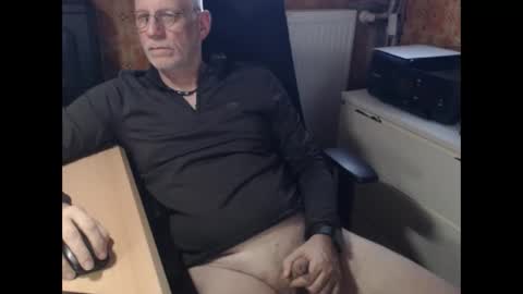 Snapshot of pemue65 chatting on 12.15.25 Pemue65 online show from 12.15.25