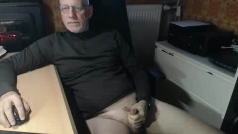 Snapshot of pemue65 chatting on 12.16.25 Pemue65 online show from 12.16.25