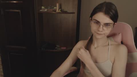 Snapshot of peralez_f chatting on 01.11.25 Farida online show from 01.11.25