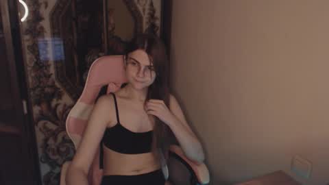 Snapshot of peralez_f chatting on 10.04.25 Farida online show from 10.04.25
