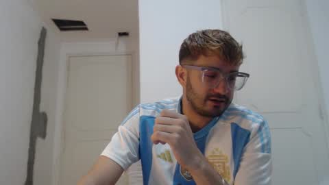 Snapshot of peter_x_annaud chatting on 02.04.25 FELIPE online show from 02.04.25