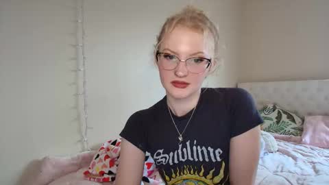 Snapshot of petite_cupcake chatting on 05.05.26 Little cupcake online show from 05.05.26