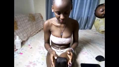 Snapshot of petite_funnie chatting on 09.23.25 petite_funnie online show from 09.23.25