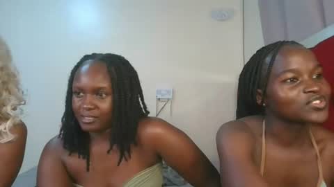 Snapshot of petite_luxe1 chatting on 06.22.26 Luxe online show from 06.22.26