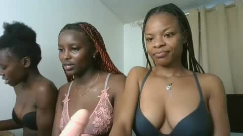 Snapshot of petite_luxe1 chatting on 07.16.26 Luxe online show from 07.16.26