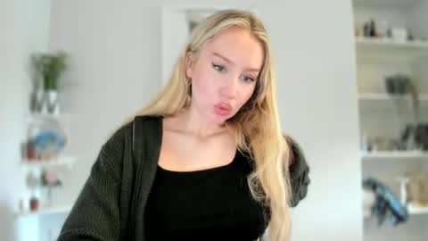 Snapshot of petiteannax chatting on 03.22.26 Ava online show from 03.22.26