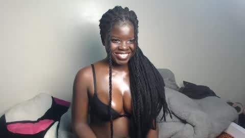 Snapshot of petitebeautyy chatting on 05.25.26 petitebeautyy online show from 05.25.26