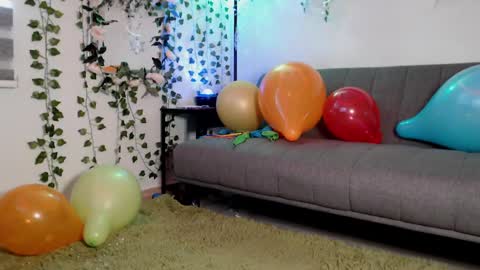 Snapshot of petitecindyluna chatting on 12.23.24 C online show from 12.23.24