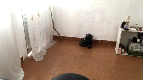 Snapshot of petitecurlybrunette chatting on 04.01.26 Mlian online show from 04.01.26