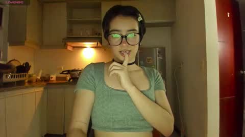 Snapshot of petitee_lunna chatting on 02.14.26 Lunna online show from 02.14.26