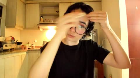 Snapshot of petitee_lunna chatting on 03.21.26 Lunna online show from 03.21.26