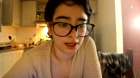 Snapshot of petitee_lunna chatting on 04.06.26 Lunna online show from 04.06.26
