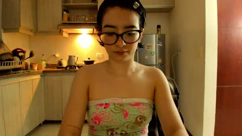 Snapshot of petitee_lunna chatting on 04.11.26 Lunna online show from 04.11.26
